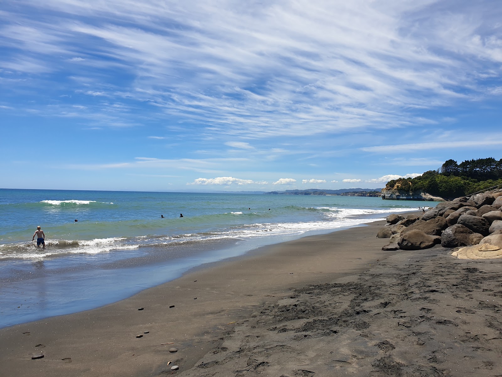 Urenui Beach的照片 带有碧绿色水表面