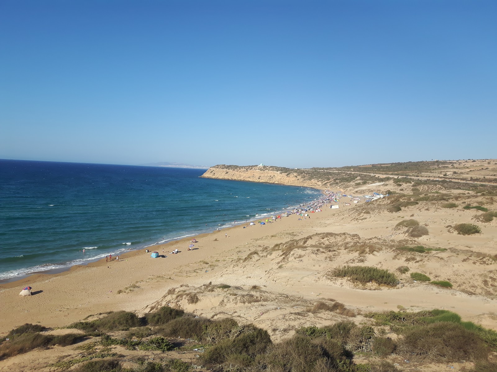 Plage de Sidi Mansour'in fotoğrafı - rahatlamayı sevenler arasında popüler bir yer
