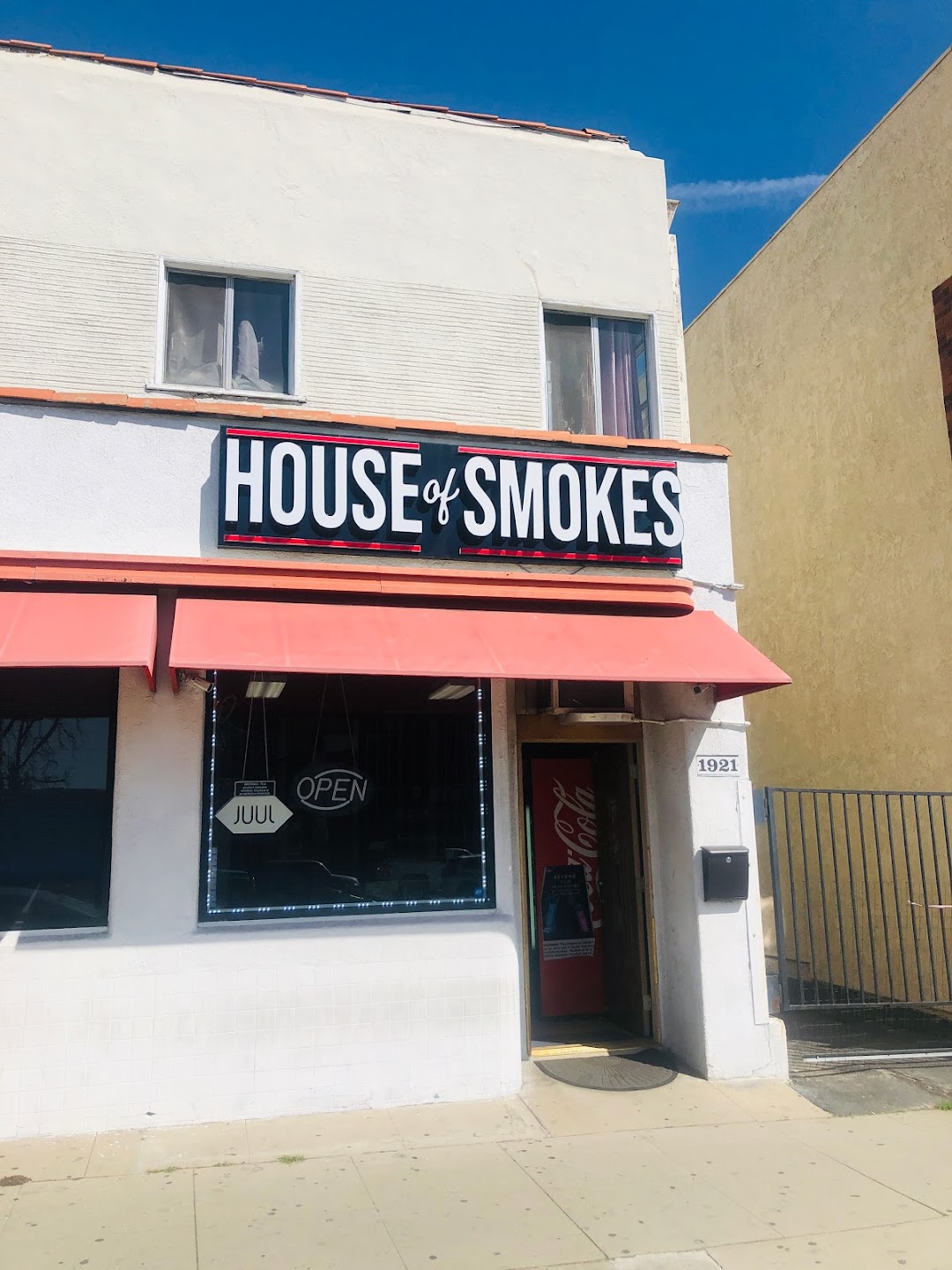 HOUSE OF SMOKES