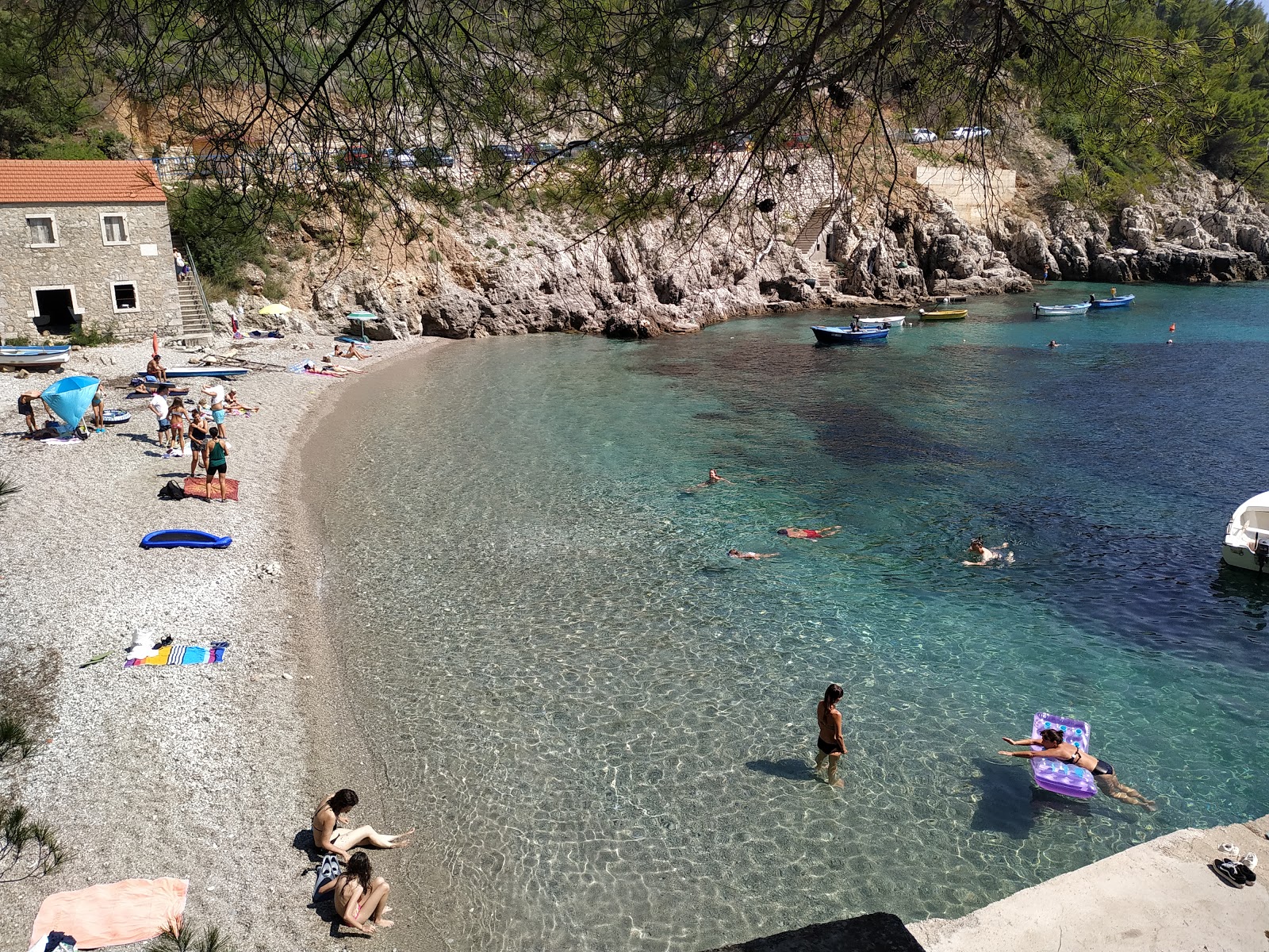 Photo de Sutmiljhoska beach avec l'eau cristalline de surface