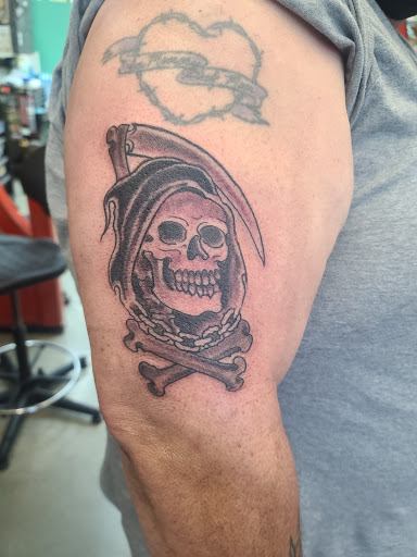 Tattoo Shop «Yankee Doodle Dandy Tattoo», reviews and photos, 2322 University Ave, Des Moines, IA 50311, USA