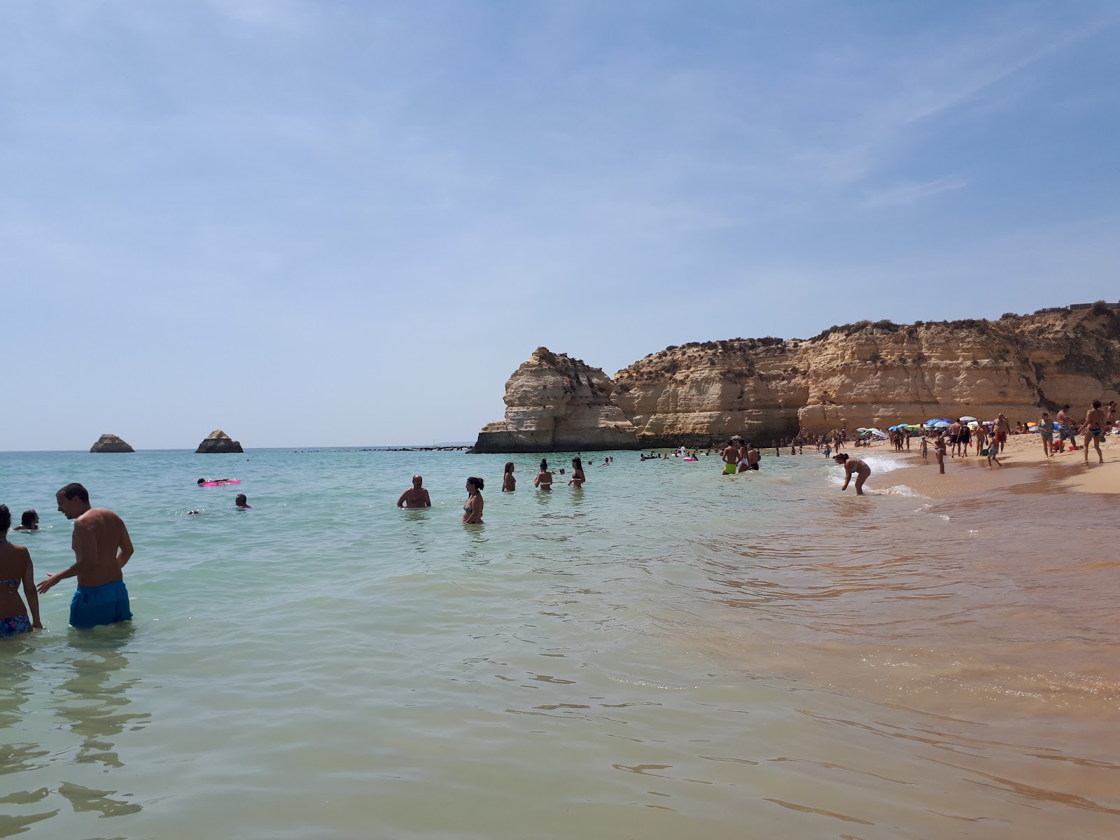 Valokuva Praia da Rochaista. - suositellaan perheen matkustajille, joilla on lapsia