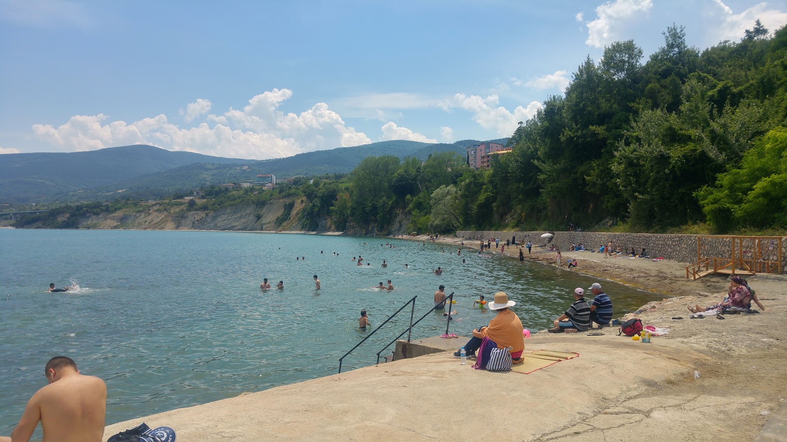 Foto di Gerze Plaji con una superficie del superficie in cemento pavimentata