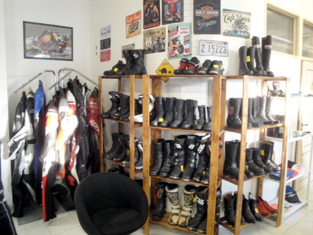 Motosekáč ® - největší bazar s motorkářským oblečením v ČR - Prodejna použitého oblečení