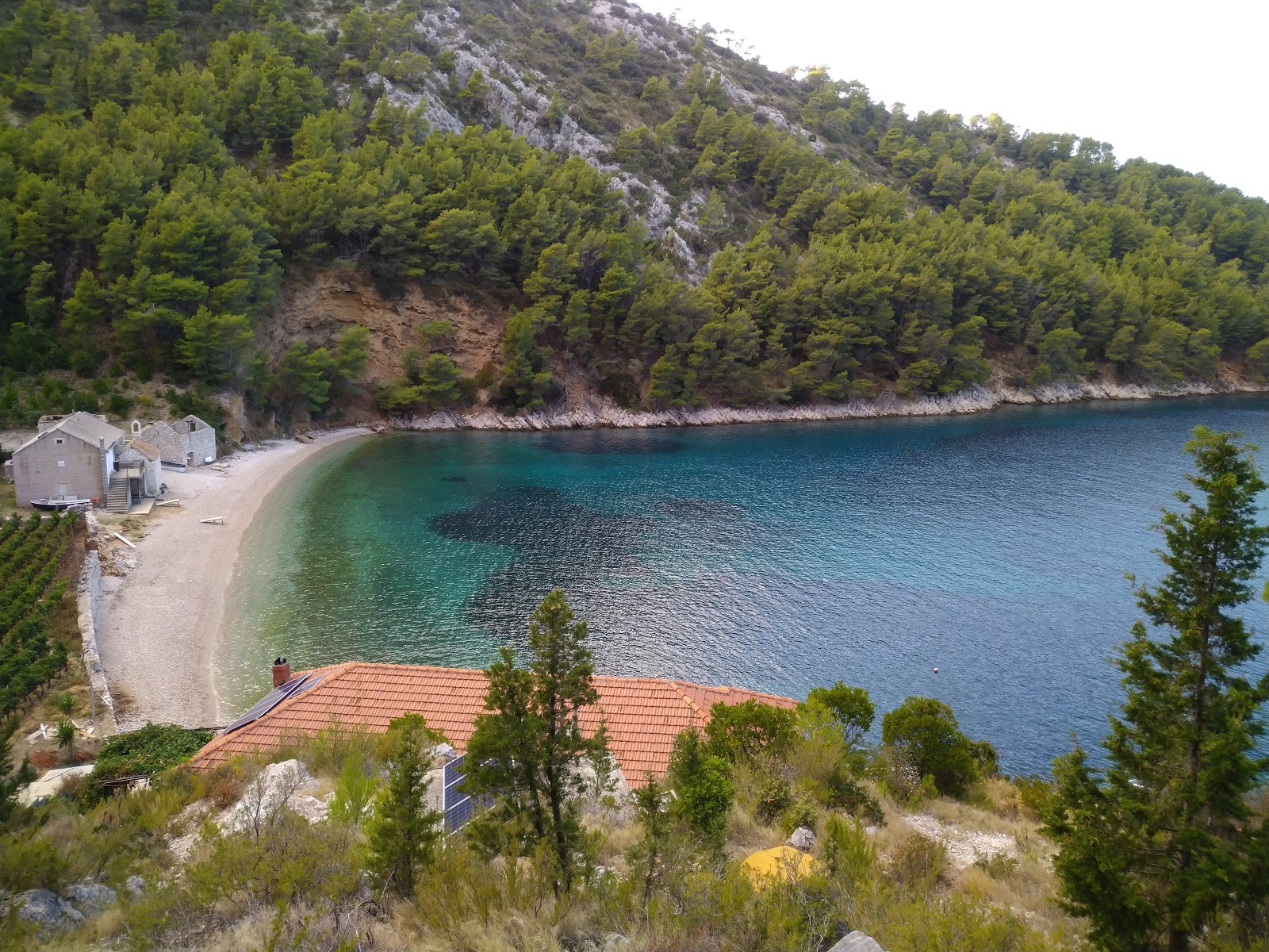 Photo of Brusje beach and the settlement