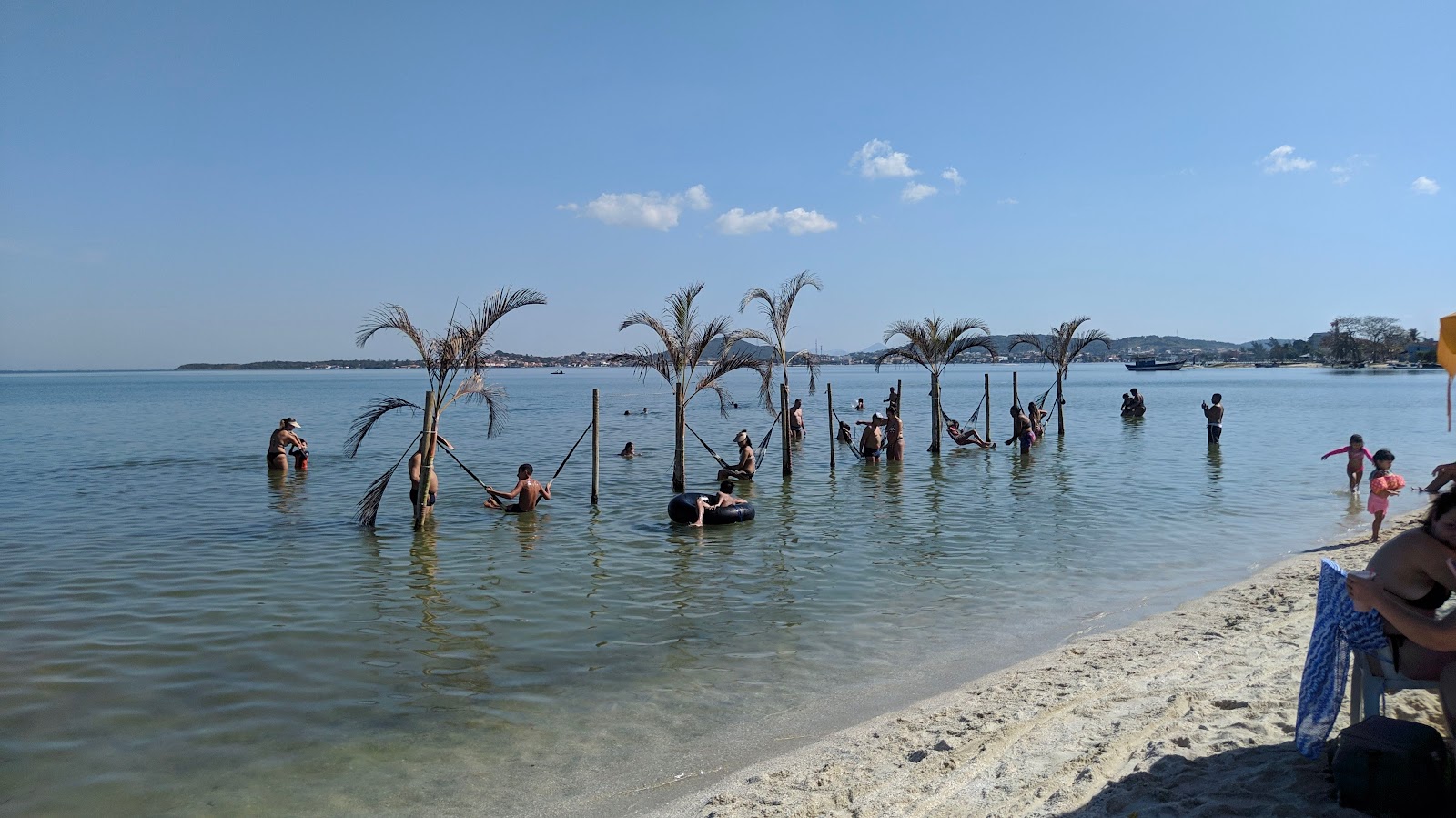 Fotografie cu Praia dos Ubas - locul popular printre cunoscătorii de relaxare