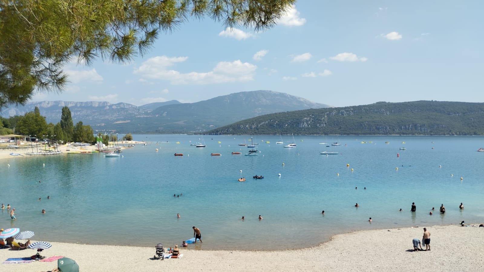 Plage Saint Croix'in fotoğrafı geniş bir kıyı şeridi ile birlikte