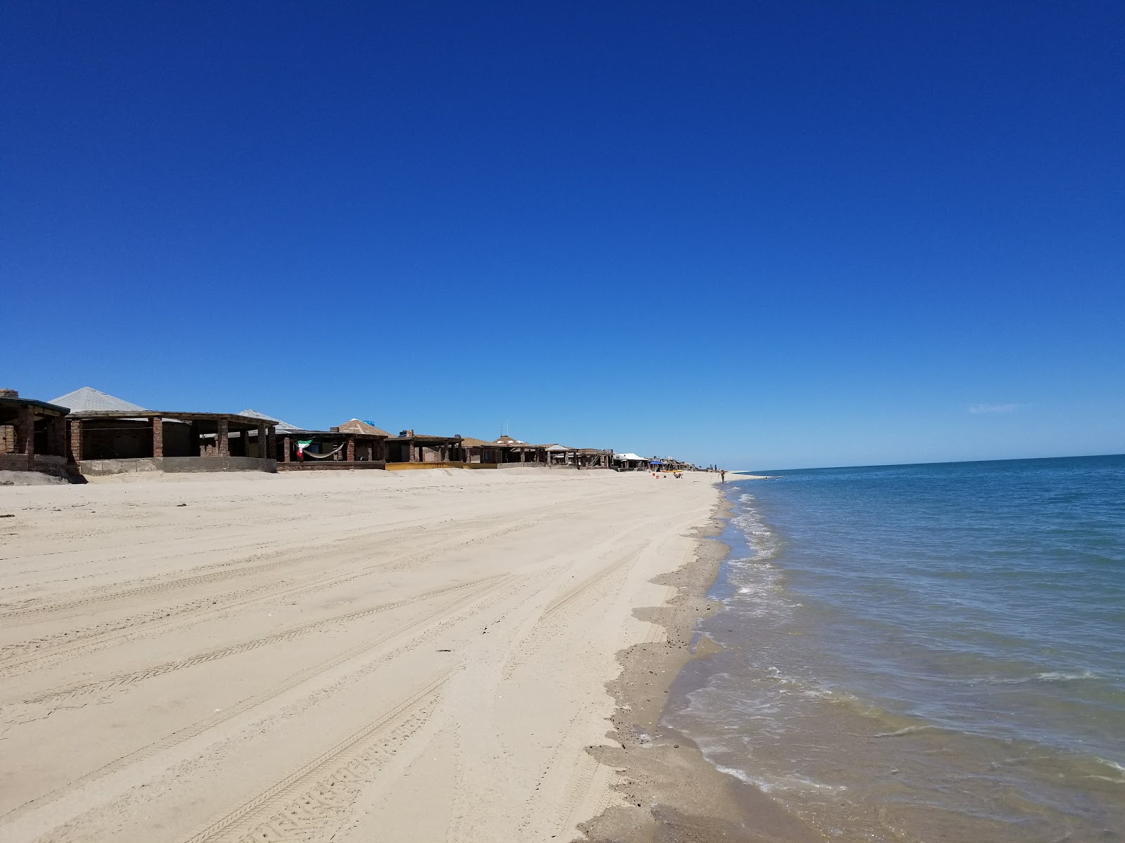 Foto de Playa Hermosa con arena beige superficie