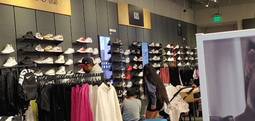 Shoe Store «Finish Line», reviews and photos, 1819 Montebello Town Center #13, Montebello, CA 90640, USA