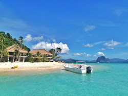 Foto von Pangulasian Island Strand und die siedlung