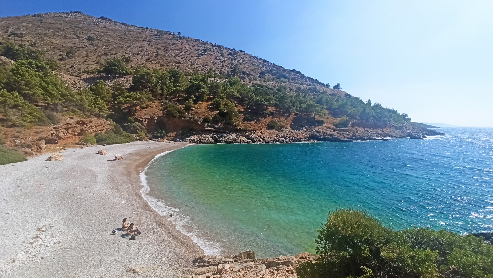 Foto di Paralia Giali con una superficie del ciottolo fine scuro