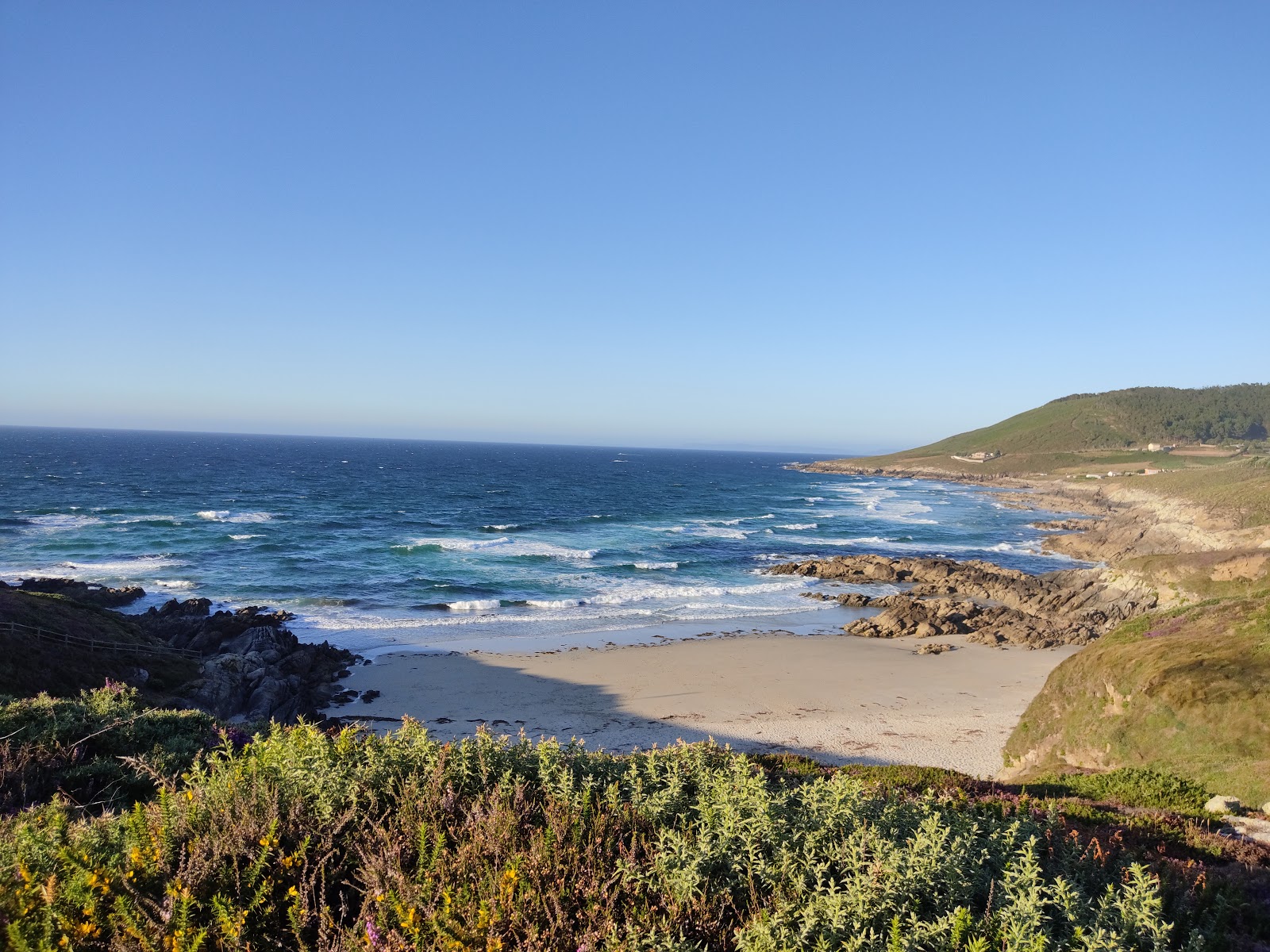 Playa de Arnela的照片 带有蓝色纯水表面