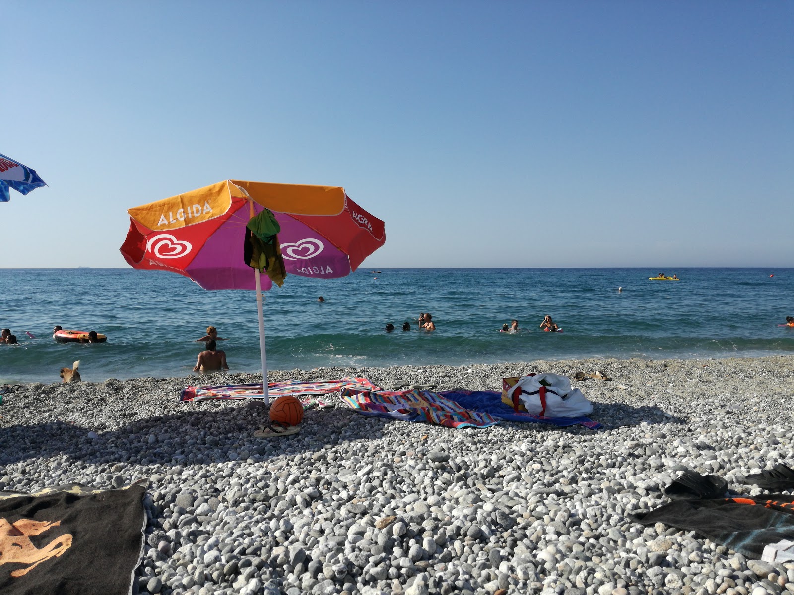Valokuva Spiaggia di Veneticoista. pinnalla harmaa hiekka:n kanssa