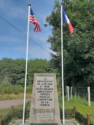 Stèle commémorative 1er cimetière provisoire americain de blosville à Sainte-Mère-Église