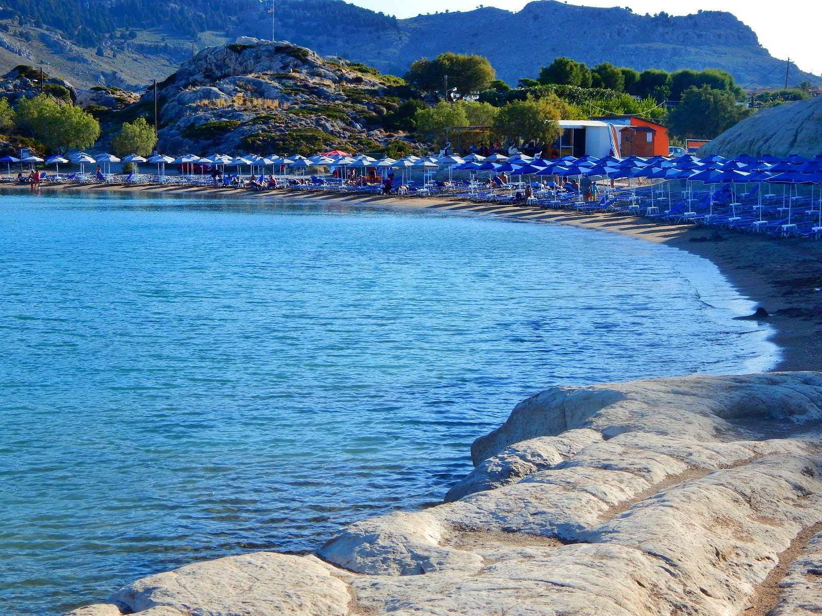 Photo de Plage de Kolimbia zone de station balnéaire