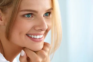 CLÍNICA DENTAL LÍNEA DENT Urgencias dentales | Diseño de sonrisa | Implantes | Ortodoncia image