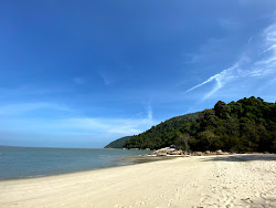 Foto di Keracut Beach circondato da montagne