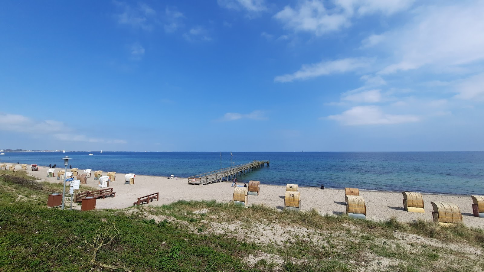 Zdjęcie Ostermade camp strand z powierzchnią niebieska woda