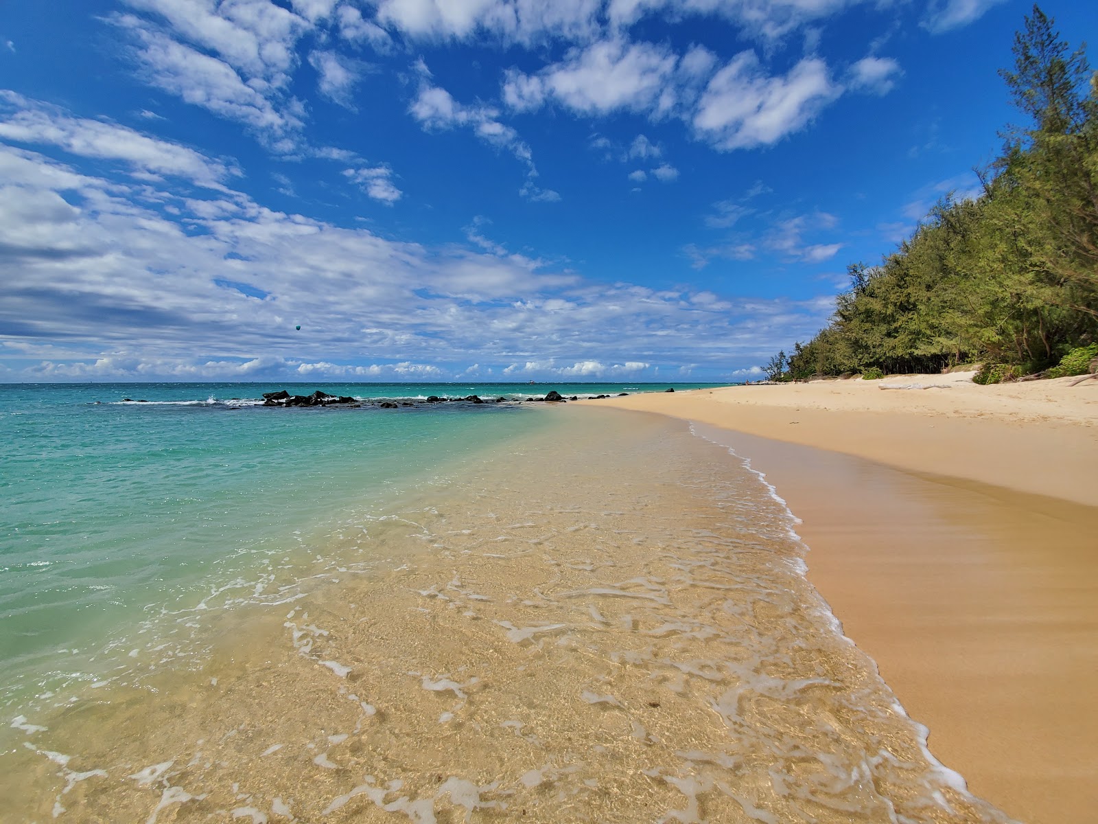 Foto de Kanaha Beach com areia brilhante superfície