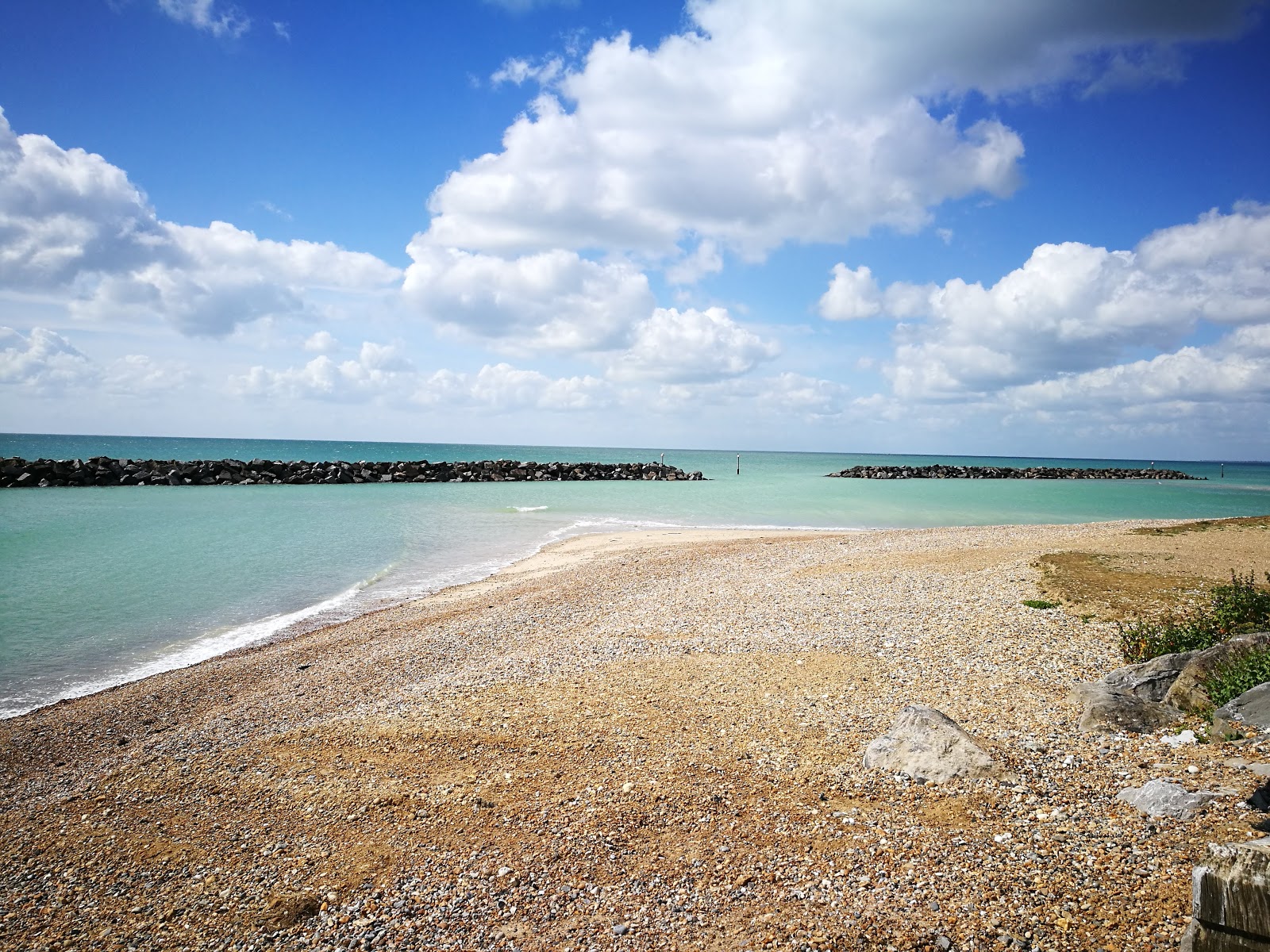 Photo de Elmer beach avec plusieurs moyennes baies