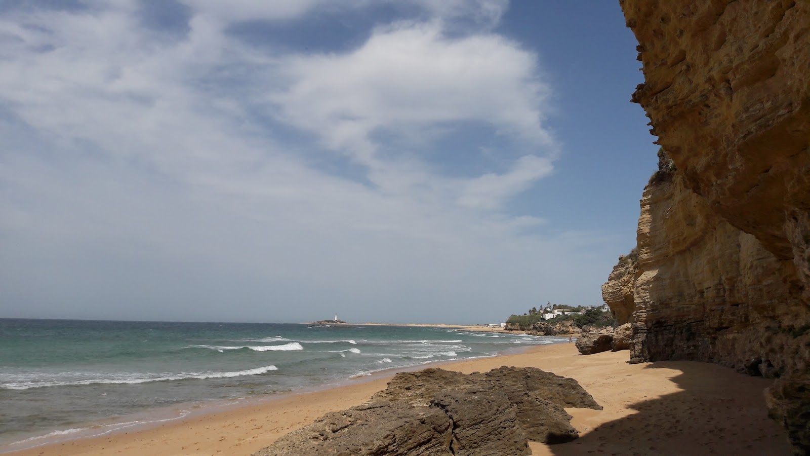 Φωτογραφία του Playa canos de meca με φωτεινή λεπτή άμμο επιφάνεια