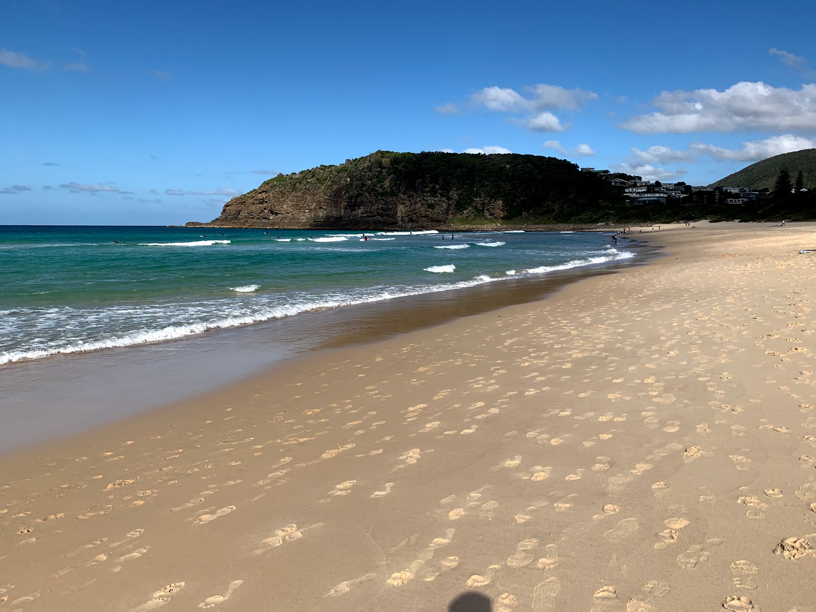Fotografija Boomerang Beach z svetel fin pesek površino