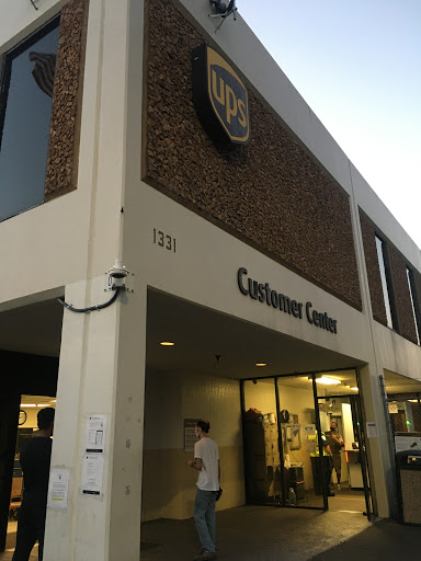 Shipping and Mailing Service «UPS Customer Center», reviews and photos, 1331 S Vernon St, Anaheim, CA 92805, USA