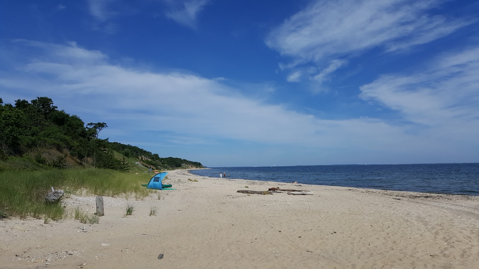 Foto von Sammys Beach mit beiger sand Oberfläche