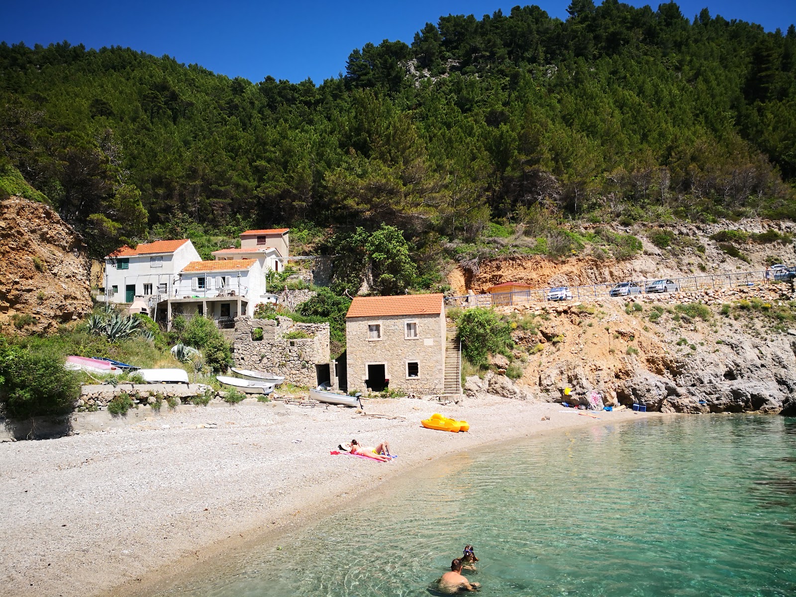 Foto di Sutmiljhoska beach con una superficie del ciottoli beige