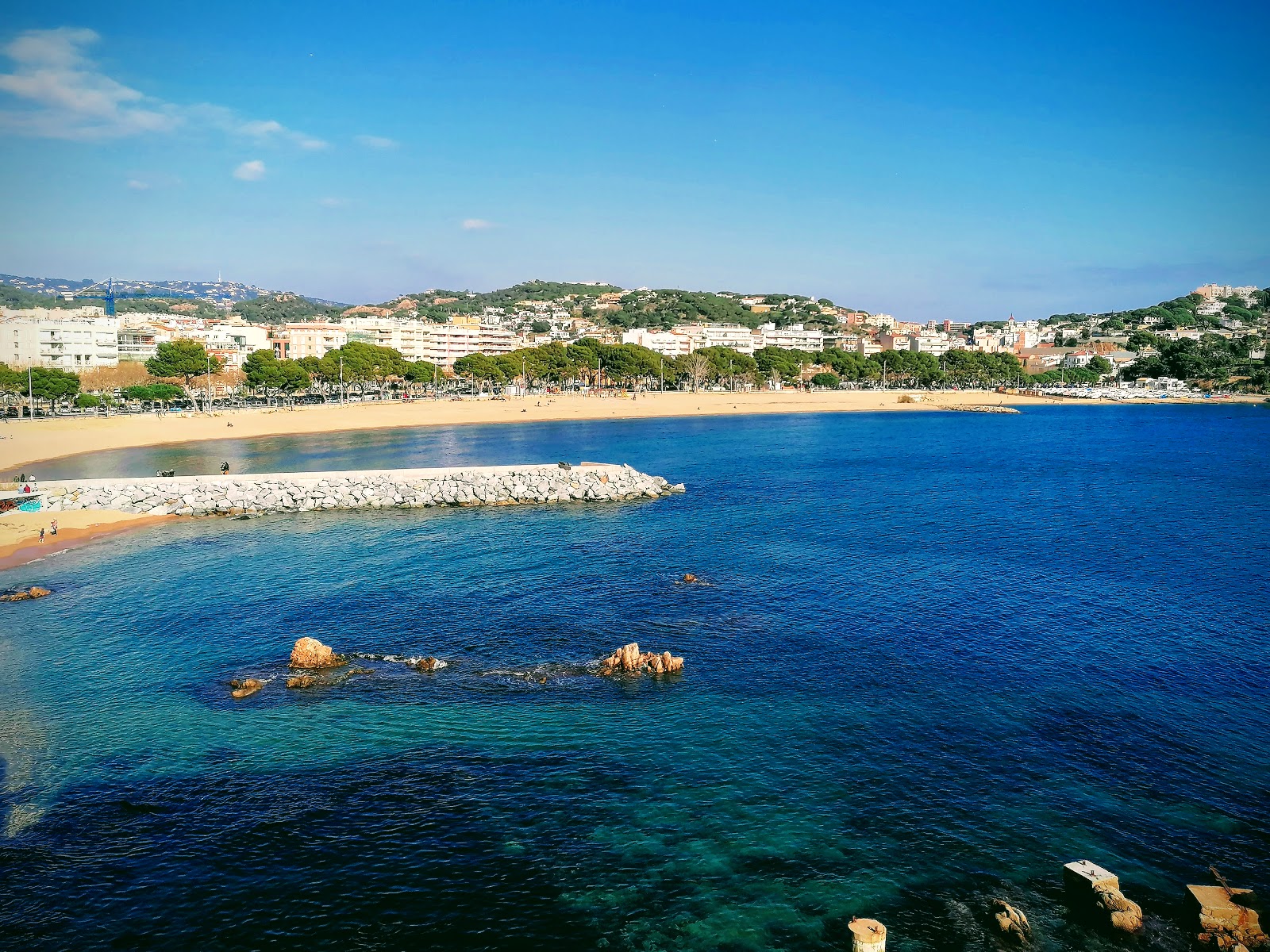 Foto di Playa de Sant Feliu con una superficie del sabbia di conchiglie beige