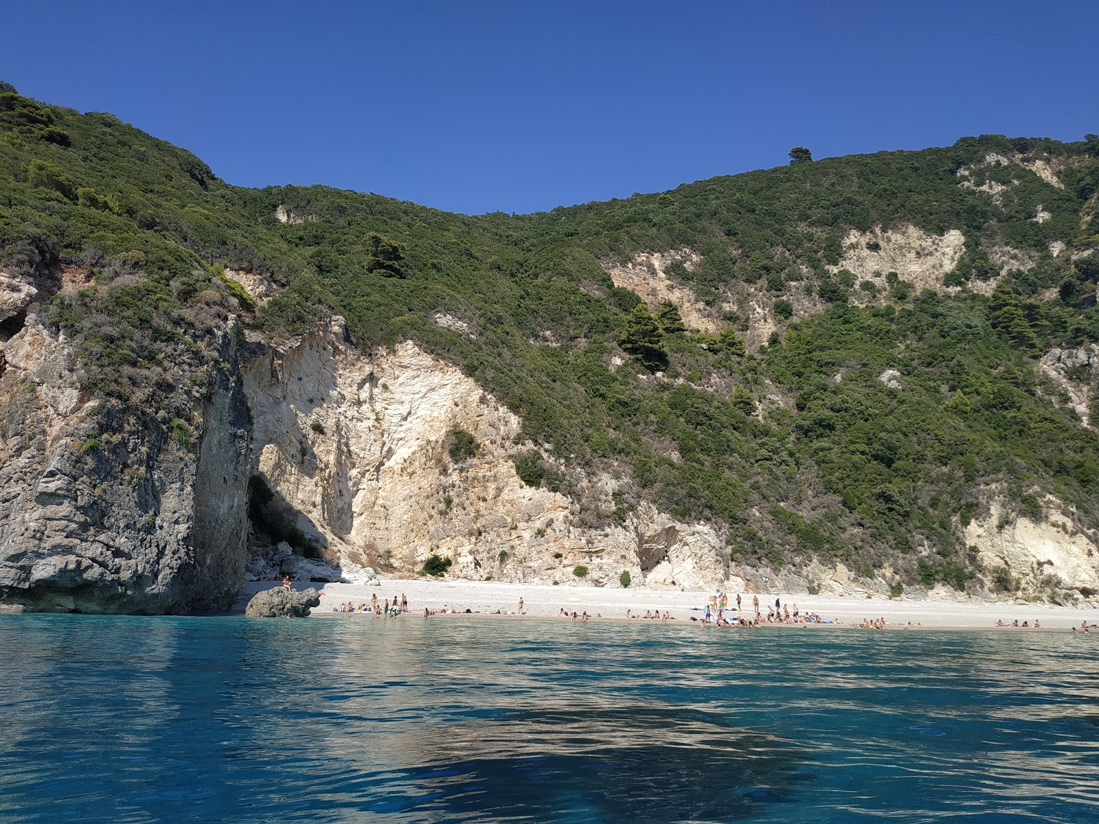 Stelari beach'in fotoğrafı turkuaz saf su yüzey ile