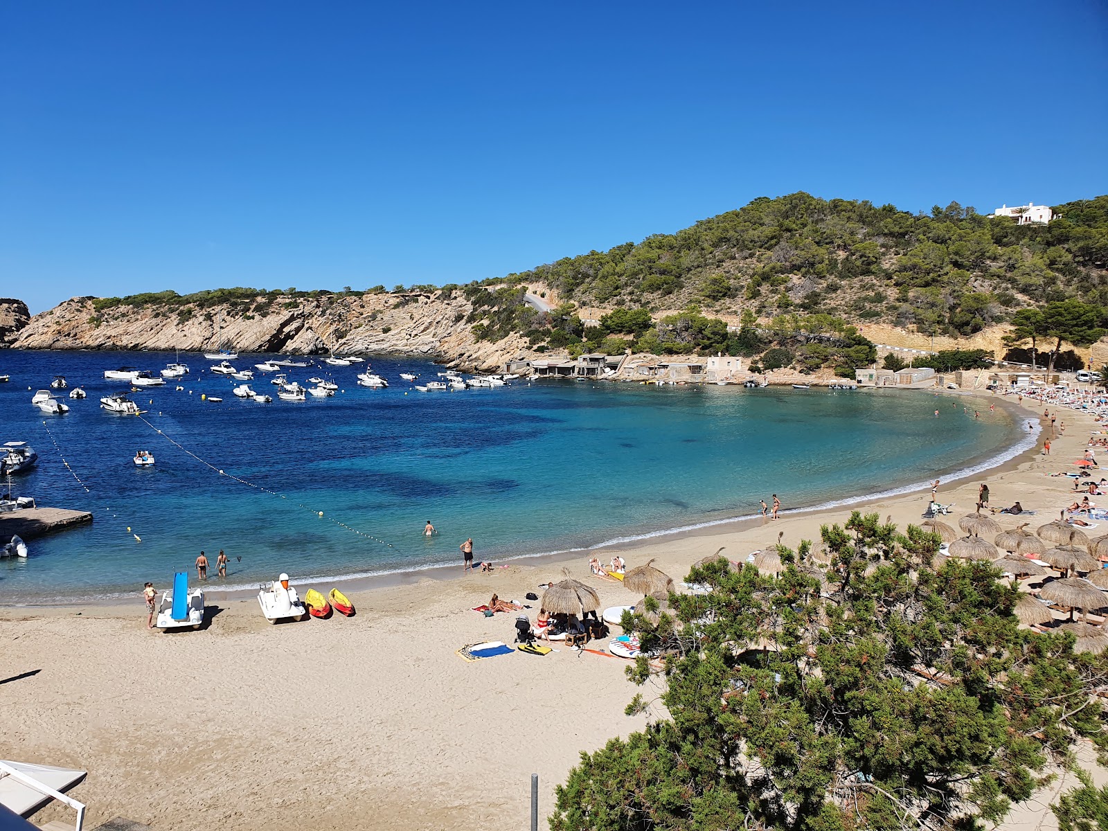 Fotografie cu Playa Cala Vadella cu o suprafață de nisip beige fin