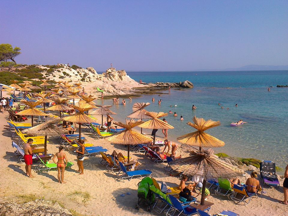 Kavourotrypes Beach'in fotoğrafı uçurumlarla desteklenmiş