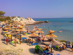 Kavourotrypes Beach'in fotoğrafı uçurumlarla desteklenmiş