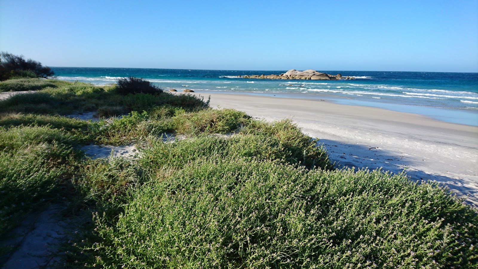 Mount William Beach'in fotoğrafı dağlarla çevrili