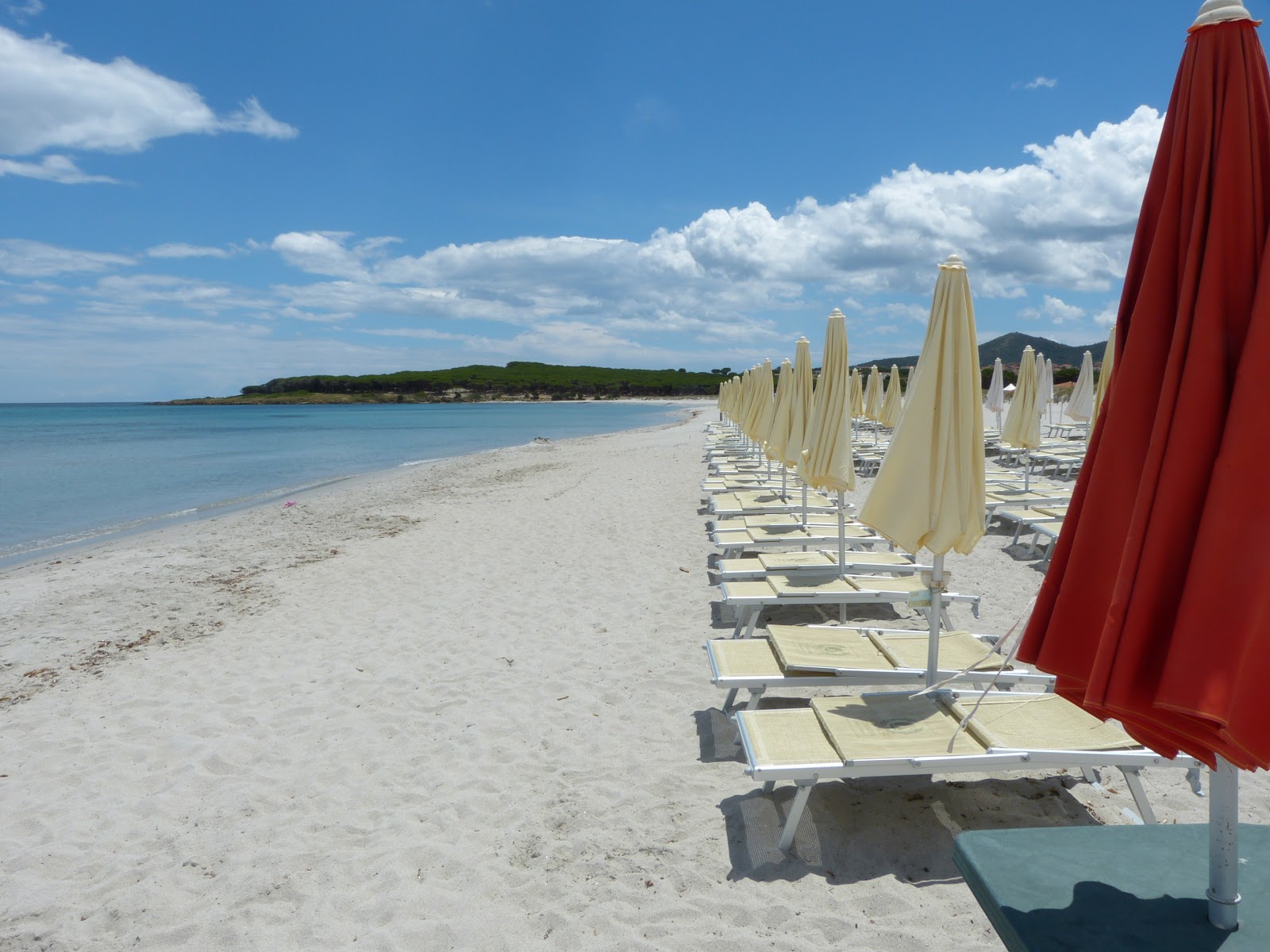 Fotografie cu Plaja Budoni - locul popular printre cunoscătorii de relaxare