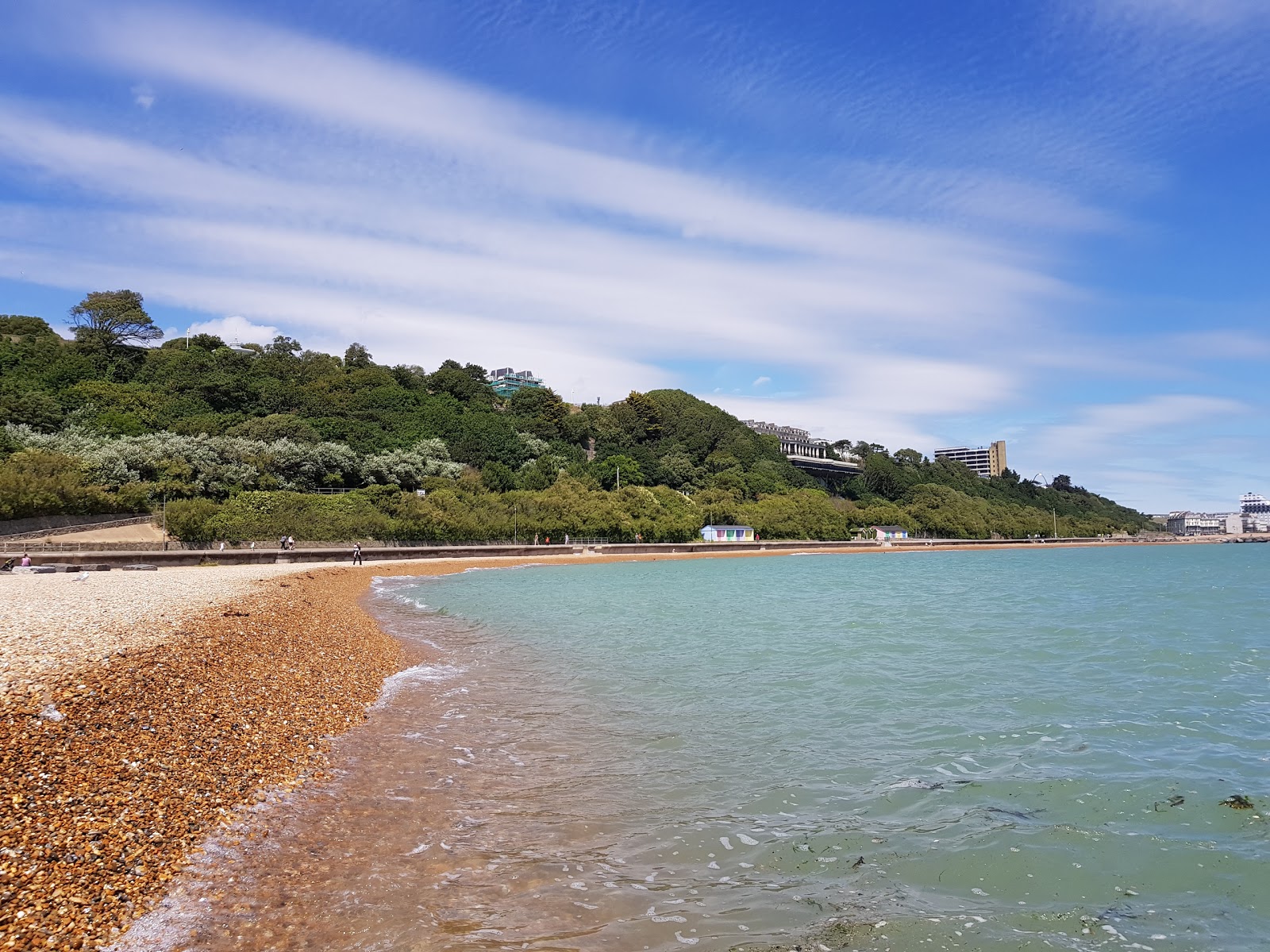 Foto von Folkestone Strand mit kleine, braune kiesel Oberfläche