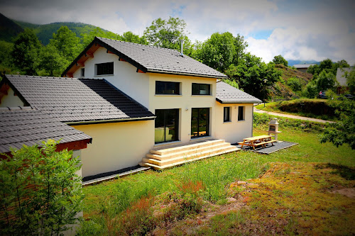 Lodge Gîte Family.House.Ignaux : Location villa calme pour groupe, jusqu’à 14 personnes, avec jardin, terrasse, proche Ax-les-Thermes, Andorre et stations de ski à Ignaux en Ariège, Occitanie Ignaux