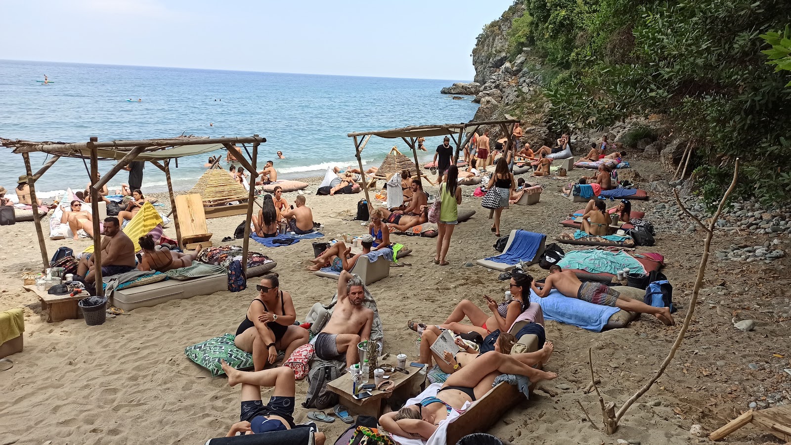 Fisherman beach'in fotoğrafı dağlarla çevrili