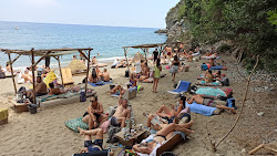 Fisherman beach'in fotoğrafı dağlarla çevrili