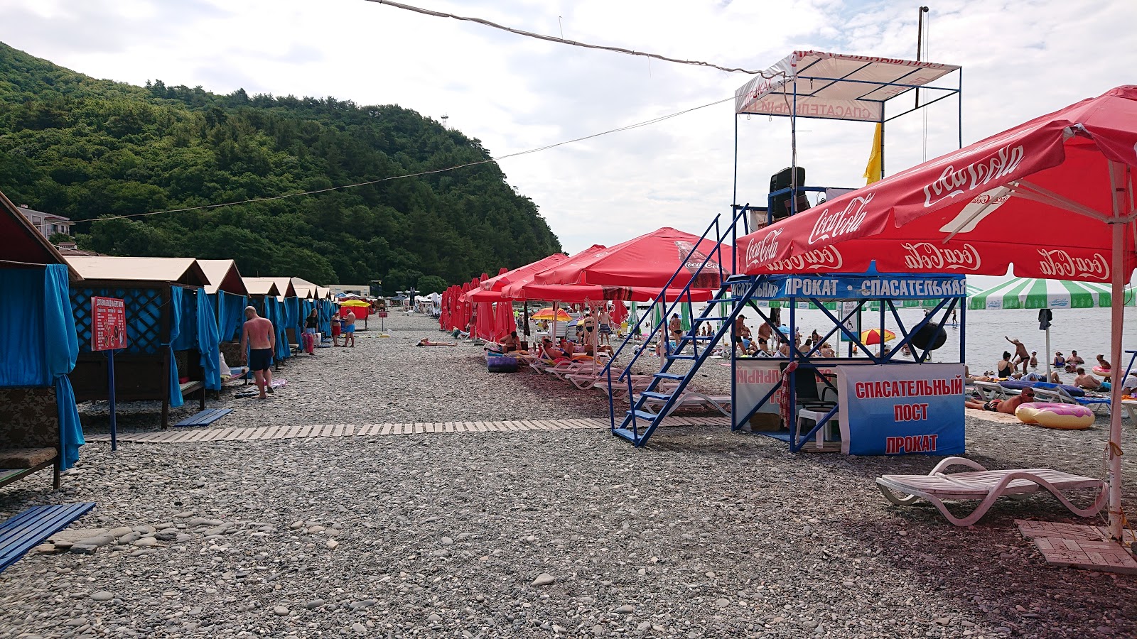 Foto di Spiaggia di Praskoveevki circondato da montagne