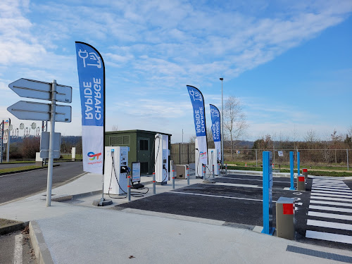 Borne de recharge de véhicules électriques TotalEnergies Station de recharge Aire-sur-l'Adour