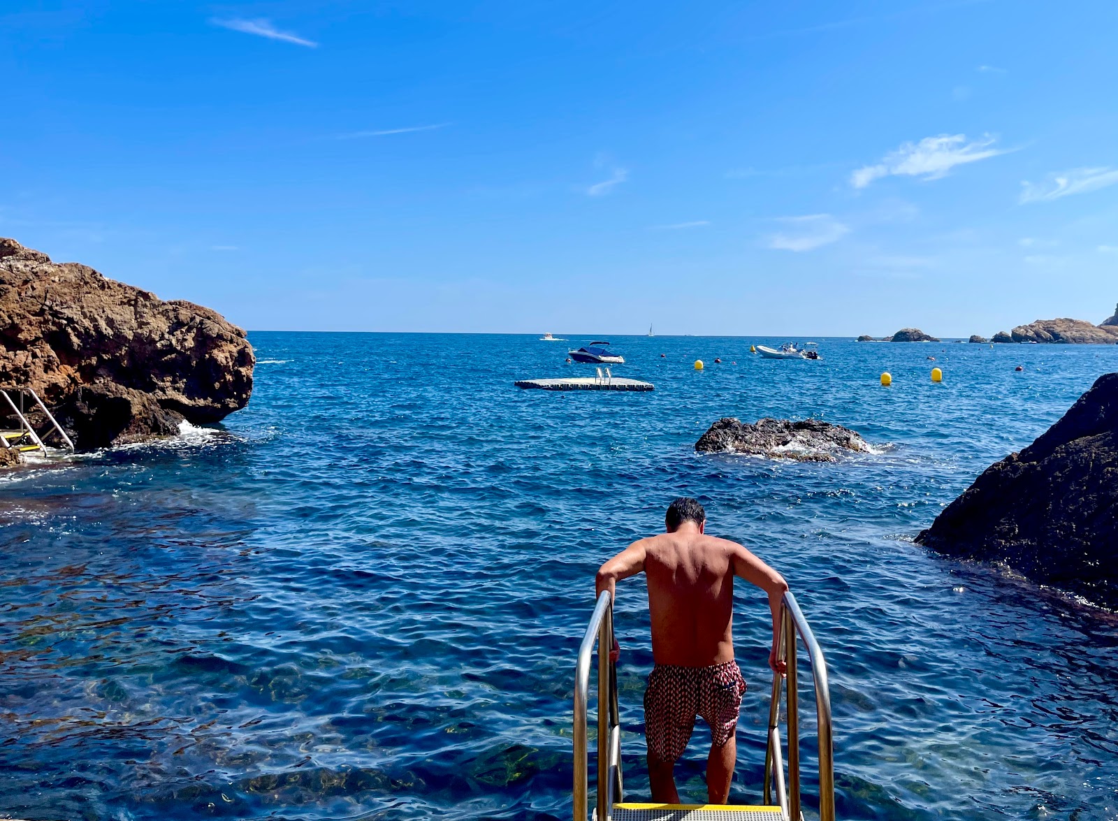 Photo de Platja de la Cap Sa Sal protégé par des falaises