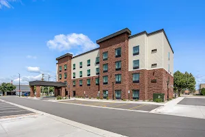 Cobblestone Hotel & Suites - De Pere/Green Bay image