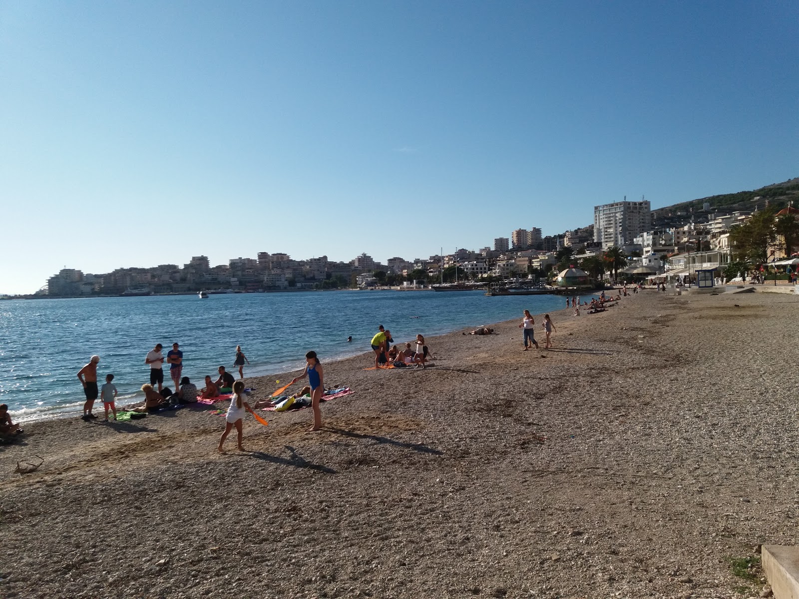 Foto von Saranda beach III von Klippen umgeben