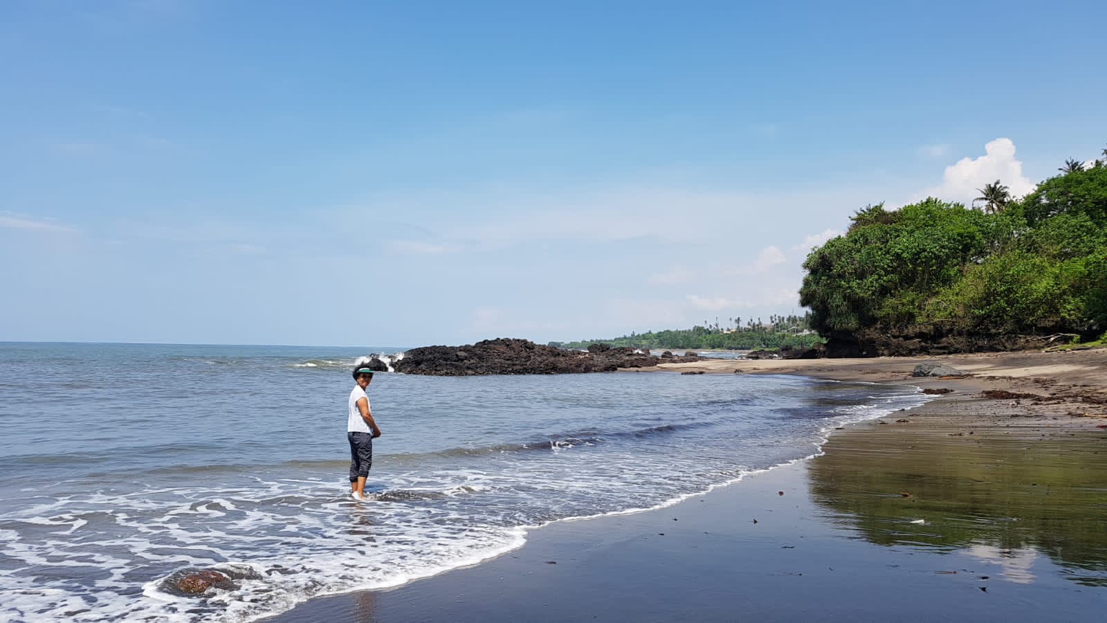 Soka Beach的照片 带有棕沙表面