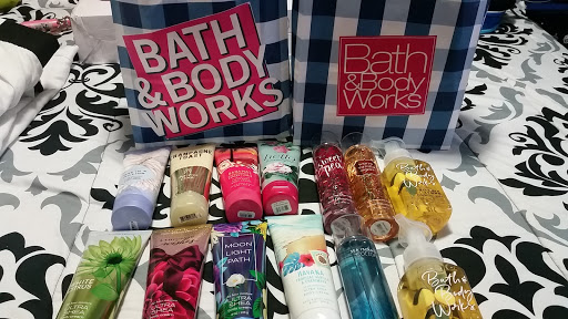Beauty Supply Store «Bath & Body Works», reviews and photos, 200 E Pratt St, Baltimore, MD 21202, USA