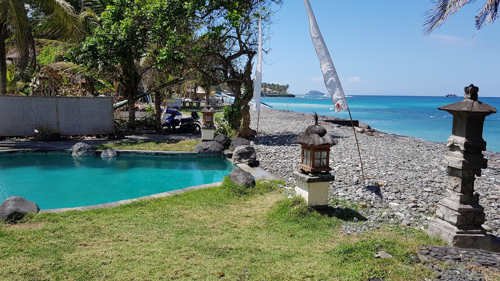 Buitan Beach'in fotoğrafı uçurumlarla desteklenmiş