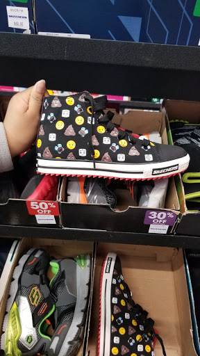Shoe Store «SKECHERS Factory Outlet», reviews and photos, 4801 W North Ave, Chicago, IL 60639, USA
