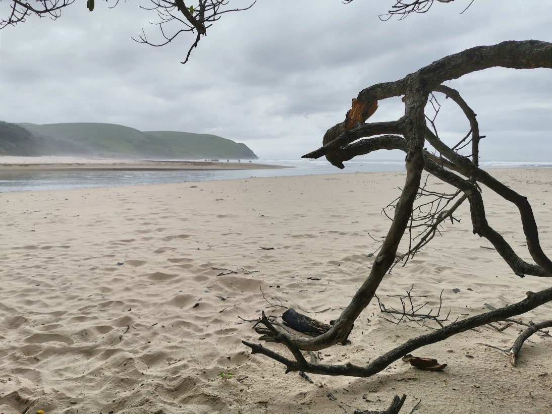 Valokuva Kobole beachista. pinnalla turkoosi puhdas vesi:n kanssa